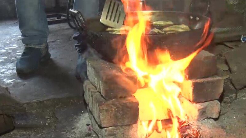 गैस की किल्लतः होटल- ढावे वाले लकड़ी के चुल्हांे से चला रहे काम,दुकानदारी भी हुई आधी