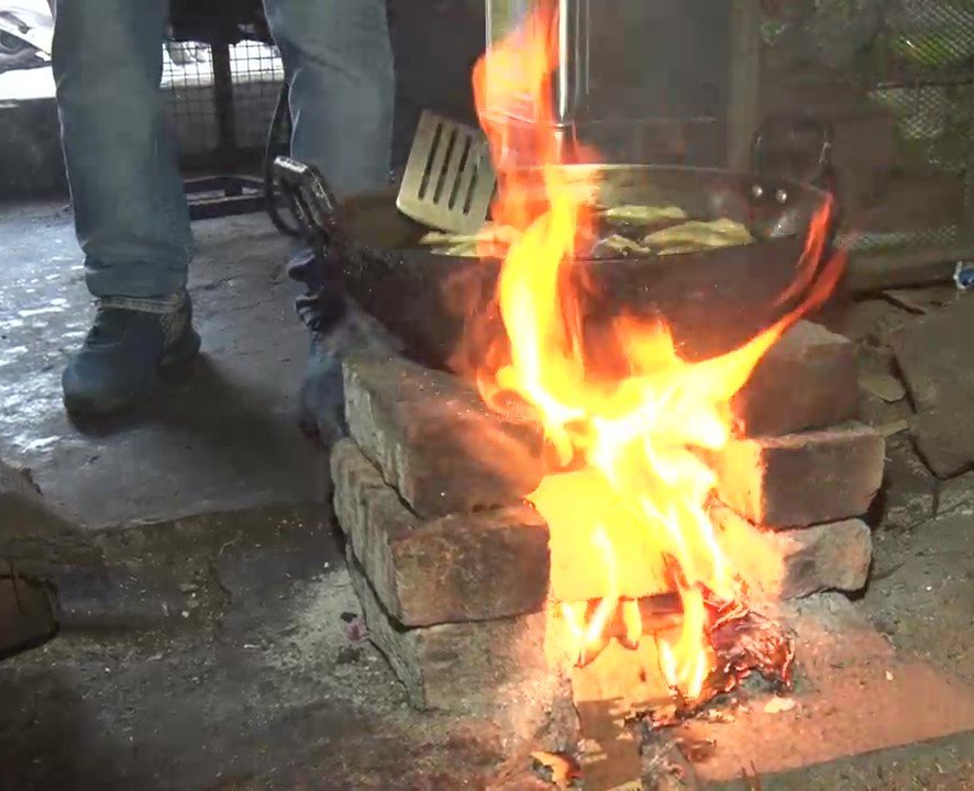 गैस की किल्लतः होटल- ढावे वाले लकड़ी के चुल्हांे से चला रहे काम,दुकानदारी भी हुई आधी