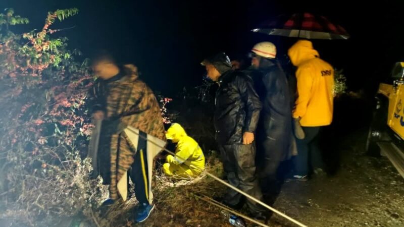 देर रात खाई में गिरी कार,एक की मौत,दो की हालत गंभीर