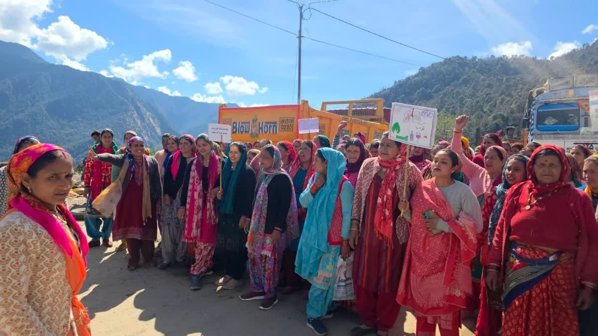 नशा मुक्ति को लेकर महिलाओं ने निकाली 12 किमी की पैदल यात्रा