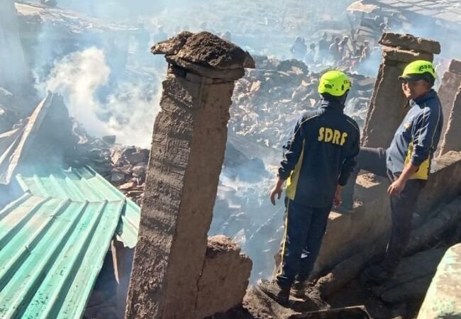 भीषण अग्निकांड में छह भवन सहित अन्न भंडार जलकर राख