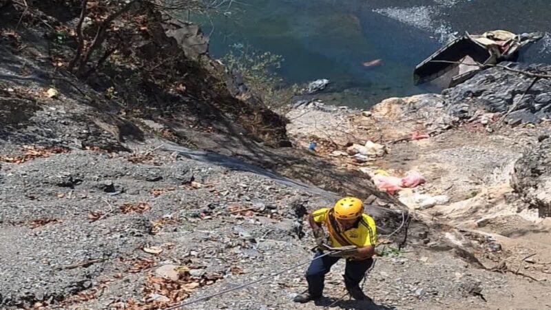 पिकअप नदी में समाई,चालक की मौत