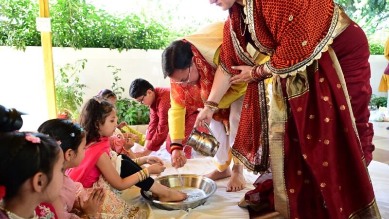 रामनवमी पर सीएम धामी ने किया कन्या पूजन