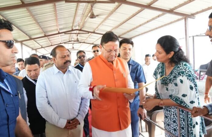 मुख्यमंत्री ने जनप्रतिनिधियों व जनता से मुलाकात कर सुनी जनसमस्याएं