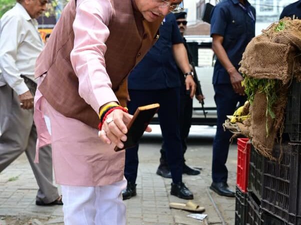 जन शिकायत की पड़ताल करने मौके पर पहुंचे सीएम, वीडियो कॉल के जरिए अधिकारियों को दिखाई स्थिति