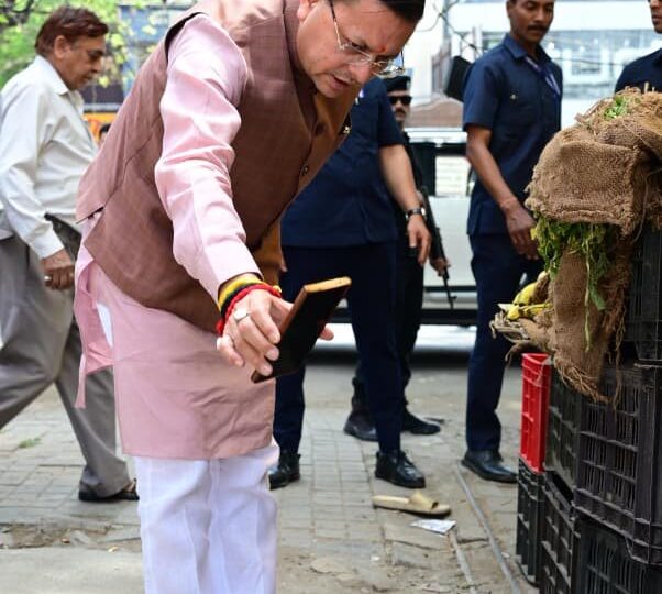 जन शिकायत की पड़ताल करने मौके पर पहुंचे सीएम, वीडियो कॉल के जरिए अधिकारियों को दिखाई स्थिति