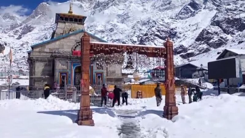 बर्फबारी के चलते केदारनाथ धाम यात्रा की तैयारियों पर लगा ब्रेक
