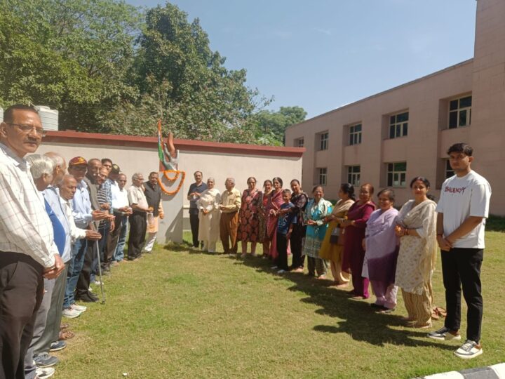 स्वतंत्रता संग्राम सेनानियों को किए भावपूर्ण श्रद्धा सुमन अर्पित