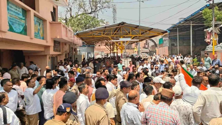 खड़खड़ी श्मशान घाट में राजकीय सम्मान के साथ किया गया पूर्व मुख्यमंत्री मेजर जनरल भुवन चंद्र खंडूड़ी का अंतिम संस्कार