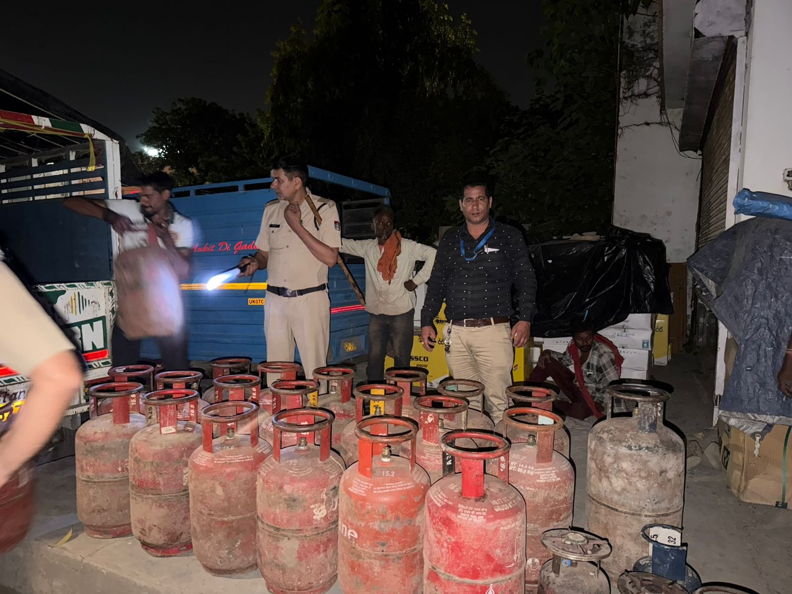 डीएम के निर्देशन में आज देर शाम काली बस्ती सहस्त्रधारा रोड पर छापेमारी, 7 सिलेंडर जब्त