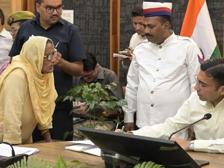 जिलाधिकारी बंसल के जनता दरबार में उमड़ रही फरियादयों की भीड़, मौके पर हो रहा समाधान