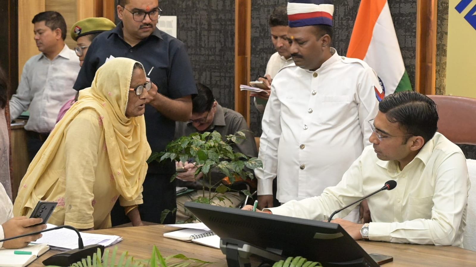 जिलाधिकारी बंसल के जनता दरबार में उमड़ रही फरियादयों की भीड़, मौके पर हो रहा समाधान