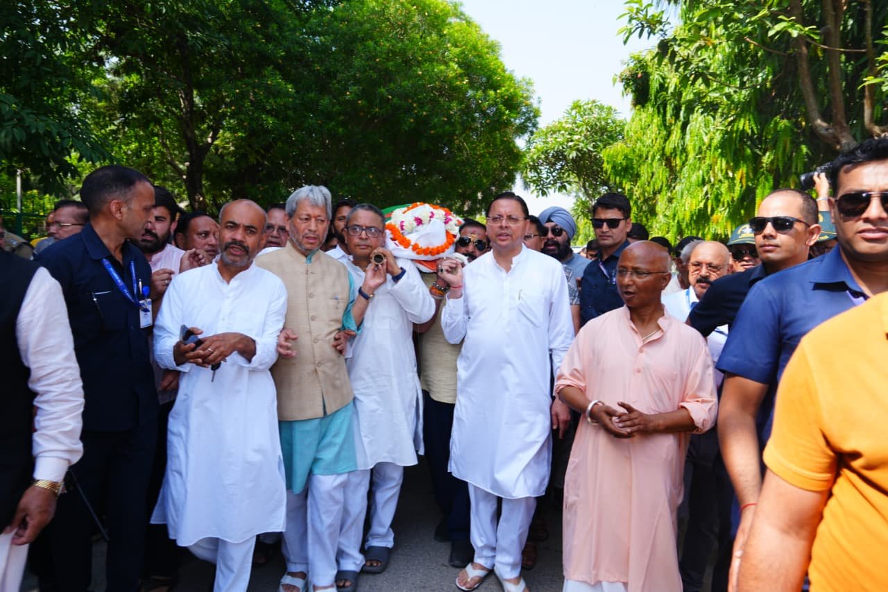 मुख्यमंत्री धामी ने पूर्व सीएम खंडूड़ी के पार्थिव शरीर को कंधा देकर दी अंतिम विदाई