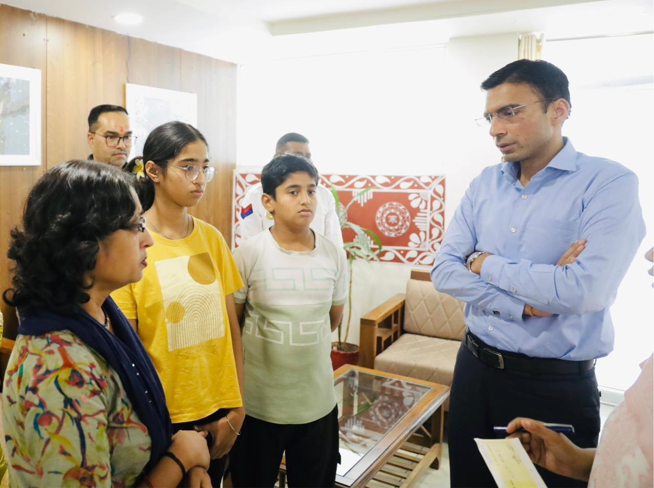कैंसर पीड़ित विधवा सुनीता को जिला प्रशासन ने दी बड़ी राहत, बेटे को स्कूल में दाखिला, बेटी की शिक्षा ‘नंदा-सुनंदा’ से पुनर्जीवित, रायफल क्लब फंड से  50 हजार की आर्थिक सहायता