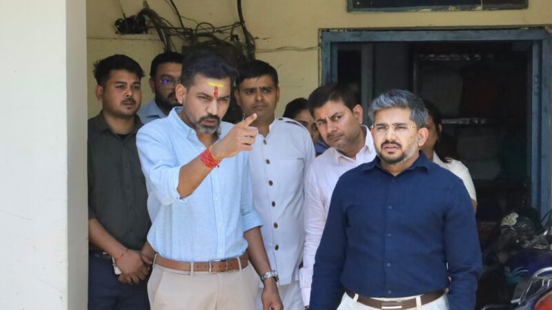 डीएम ने कलेक्ट्रेट परिसर स्थित कार्यालयों, रिकॉर्ड रूम एवं आपदा परिचालन केन्द्र का किया निरीक्षण, अधिकारियों कार्मिकों को दिए आवश्यक दिशा-निर्देश