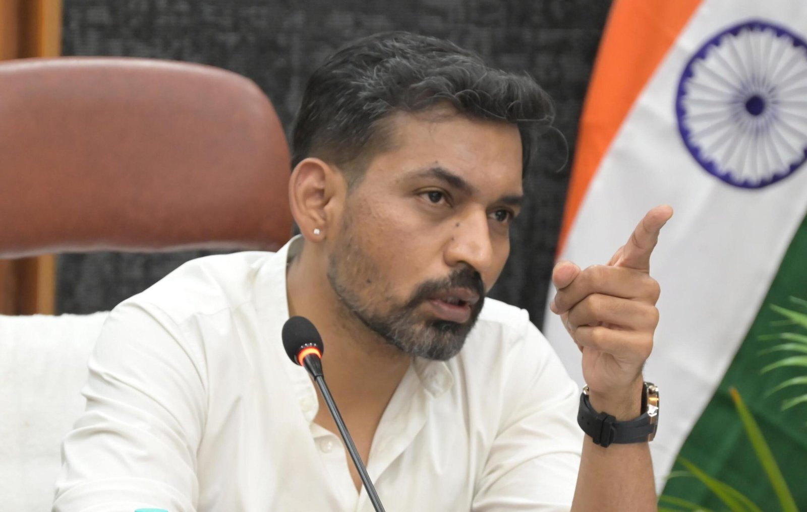 गंगा संरक्षण एवं स्वच्छता कार्यों में लापरवाही बर्दाश्त नहीं, प्रजेंटेशन में ही न ही बल्कि धरातल पर दिखें सकरात्मक परिणामः डीएम