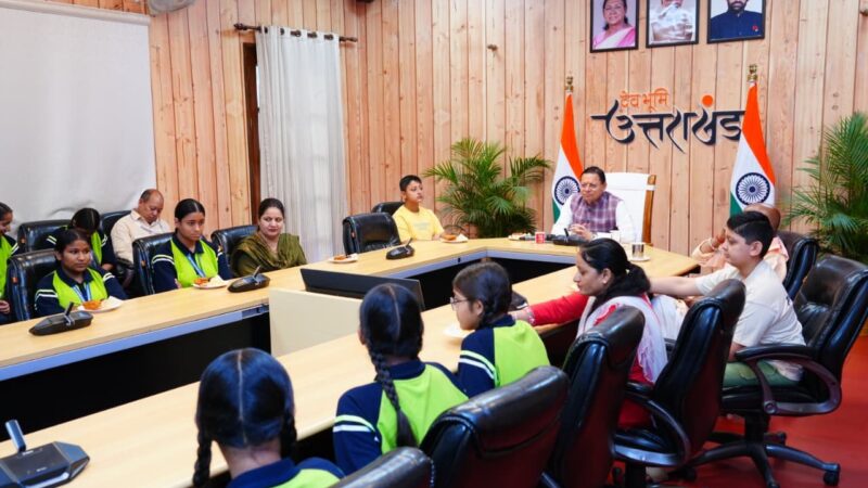 मुख्यमंत्री ने बालिकाओं के साथ सुना प्रधानमंत्री के मन की बात के 134 वें संस्करण को