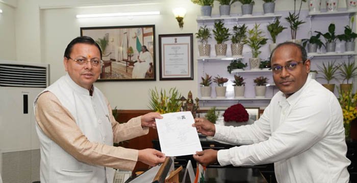 SIR: मुख्य निर्वाचन अधिकारी ने मुख्यमंत्री को सौंपा गणना फॉर्म