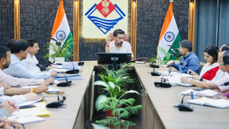 नशे के खिलाफ सभी एजेंसियां मिलकर करें निर्णायक कार्रवाईः डीएम
