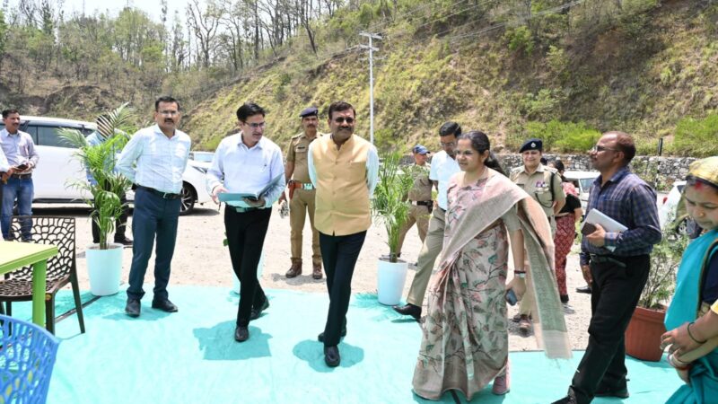 मुख्य सचिव ने टिहरी गढ़वाल में कियाबजरंग सेतु एवं हिलान्स हिमालयन भोजनालय का निरीक्षण