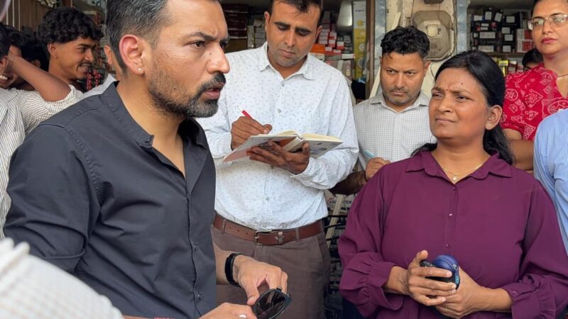कार्यों की धीमी प्रगति पर डीएम सख्त, अधीक्षण अभियंता यूपीसील का रोका वेतन