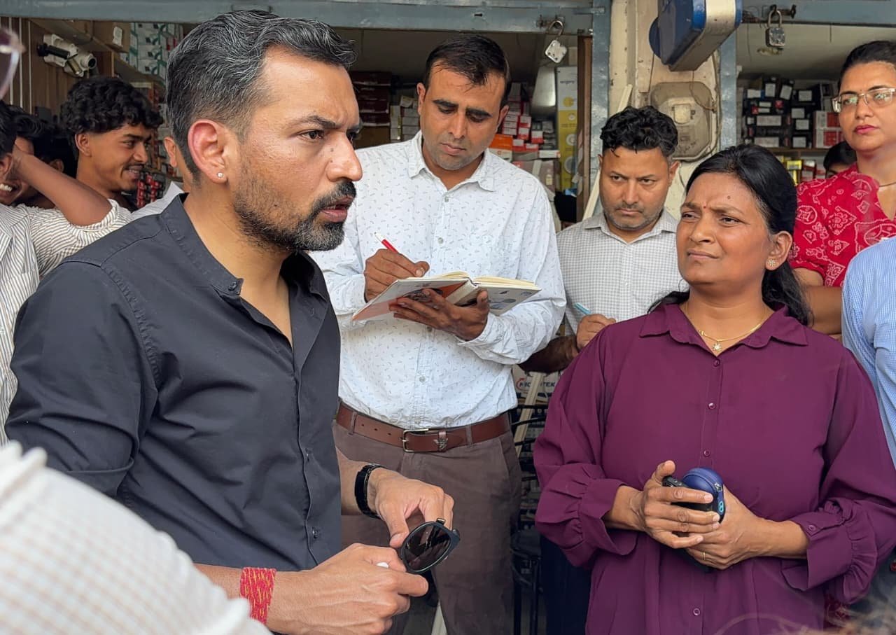 कार्यों की धीमी प्रगति पर डीएम सख्त, अधीक्षण अभियंता यूपीसील का रोका वेतन