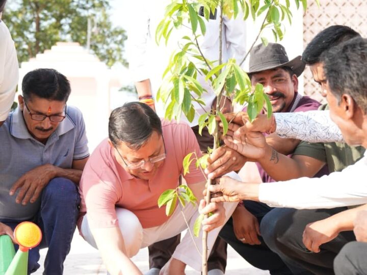 “एक पेड़ मां के नाम” अभियान के तहत पौधरोपण एवं स्वच्छता का संदेश