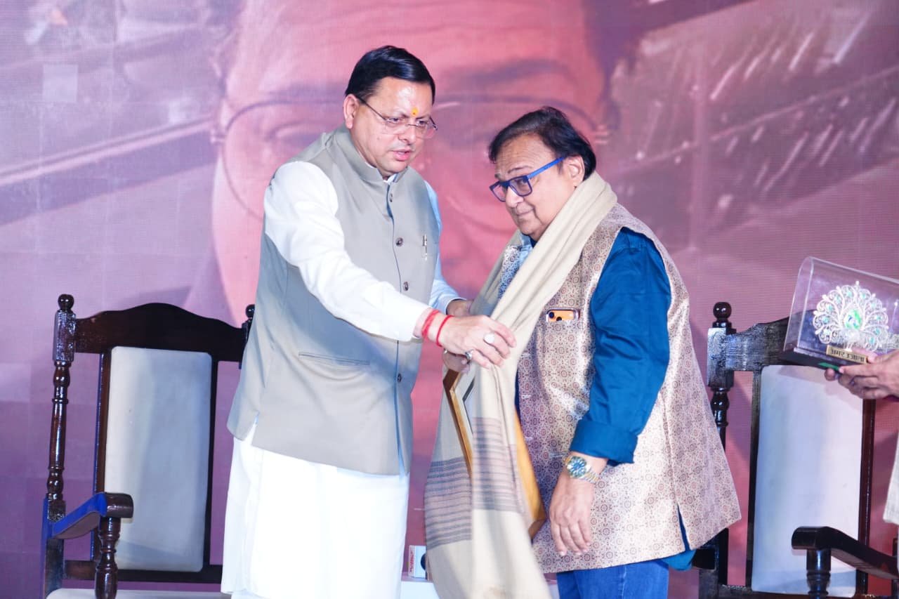 मुख्यमंत्री धामी ने किया अमर उजाला उत्तराखंड एचीवर्स विशेषांक का विमोचन