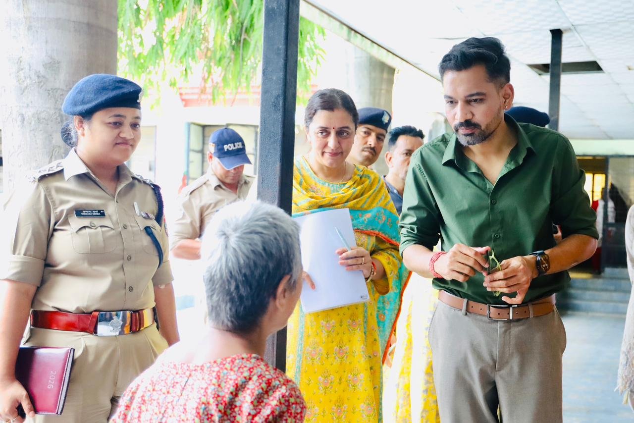 डीएम डॉ. आशीष चौहान ने नारी निकेतन, बाल सुधार गृह एवं किशोरी गृह का किया निरीक्षण
