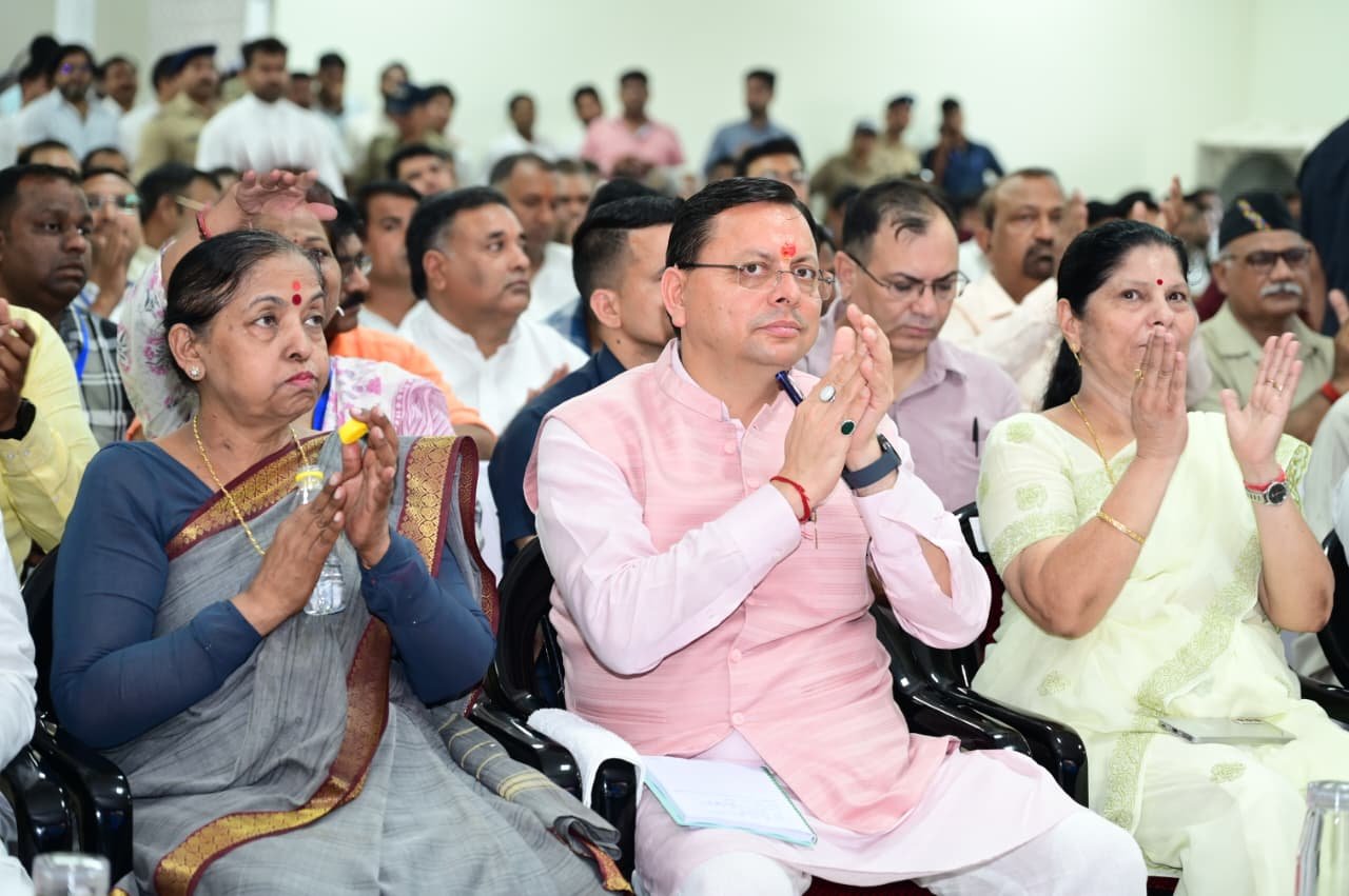 सीएम धामी ने रुड़की में सुना प्रधानमंत्री मोदी के मन की बात कार्यक्रम के 135वें संस्करण 