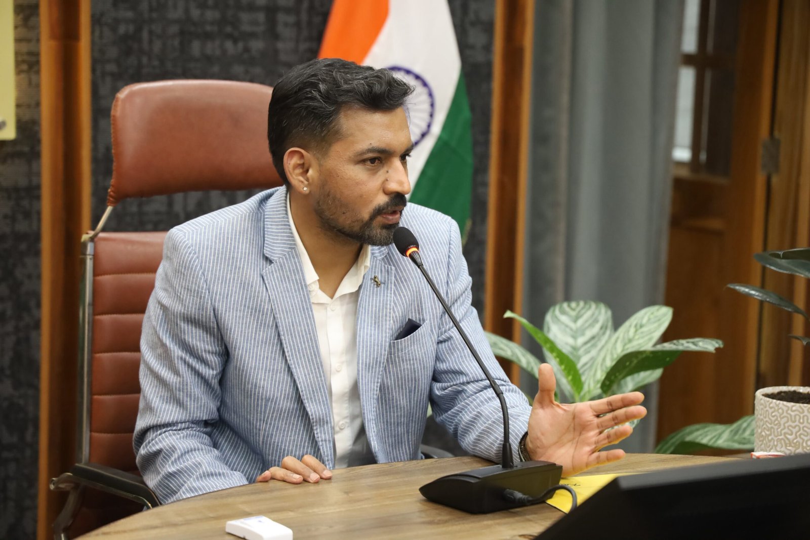हर पात्र मतदाता का नाम सूची में सुनिश्चित करने के लिए जिला प्रशासन पूरी तरह सक्रियः डॉ. आशीष चौहान