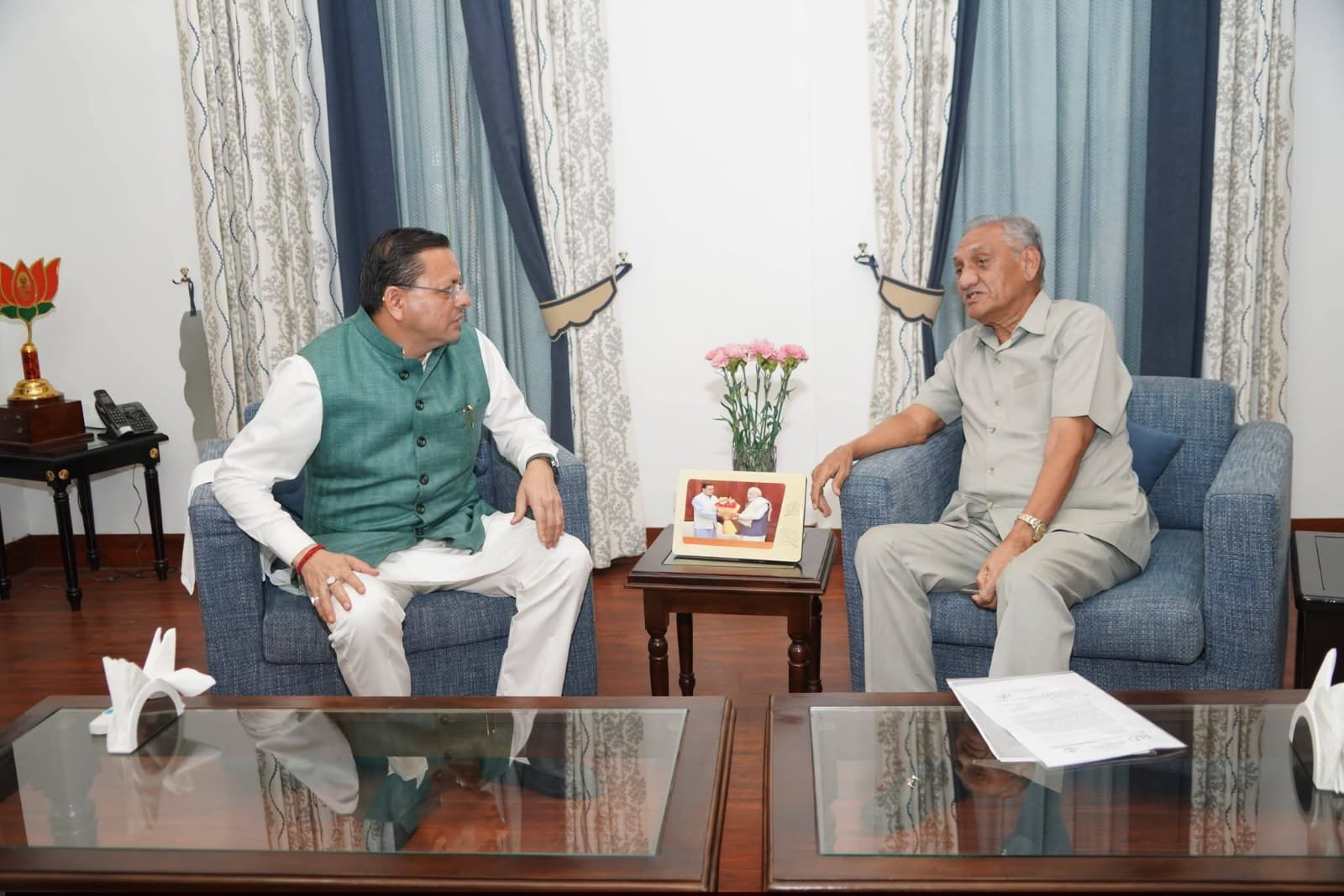 मुख्यमंत्री धामी से पूर्व सीएम विजय बहुगुणा ने शिष्टाचार भेंट
