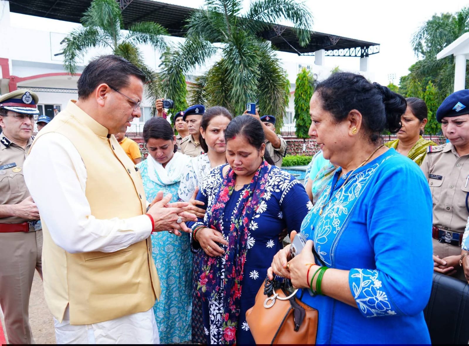 सीएम धामी ने किया एलआईयू निरीक्षक मनोज मनराल के आकस्मिक निधन पर दुःख व्यक्त