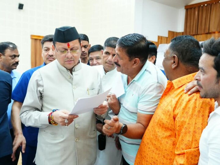 मुख्यमंत्री ने मुख्य सेवक सदन में सुनी जनसमस्याएं, त्वरित समाधान के लिए अधिकारियों को दिए निर्देश
