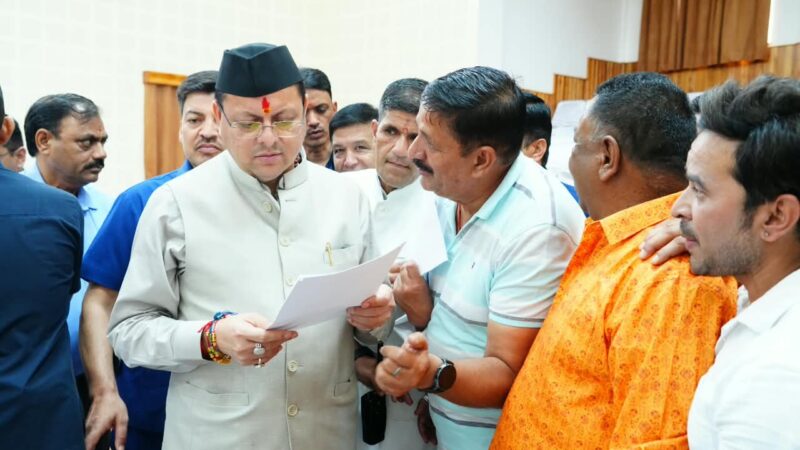 मुख्यमंत्री ने मुख्य सेवक सदन में सुनी जनसमस्याएं, त्वरित समाधान के लिए अधिकारियों को दिए निर्देश