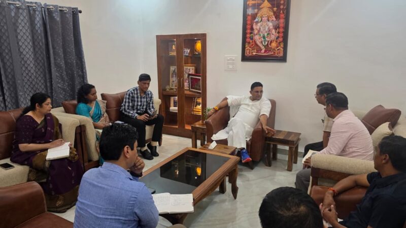 कैबिनेट मंत्री राम सिंह कैड़ा ने ली शहरी विकास, जलागम और पर्यावरण विभाग की समीक्षा बैठक