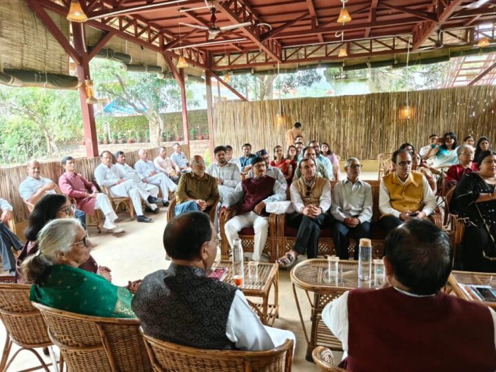 हिंदी दिवस पर लेखक गाँव की प्रकृति की पाठशाला में साहित्यकारों ने बिखेरे शब्द