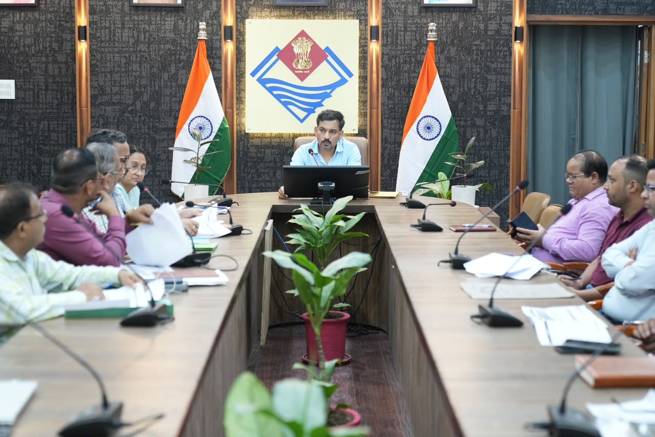 जल जीवन मिशन की लंबित योजनाओं को सर्वोच्च प्राथमिकता से पूरा करेंः डीएम