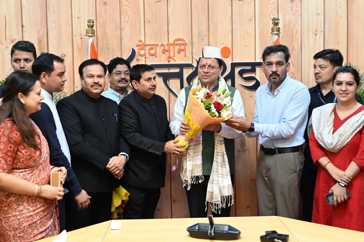 सीएम धामी के जन्मदिवस पर मुख्यमंत्री आवास में उमड़ा आत्मीयता का माहौल