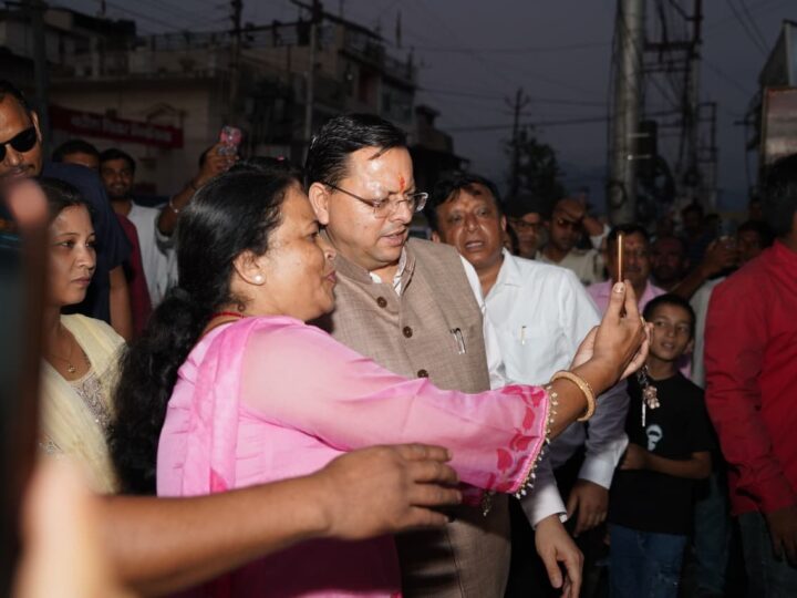 सीएम धामी ने अचानक रुकवाया काफिला, बच्चों और आमजन के साथ खिंचवाईं सेल्फी