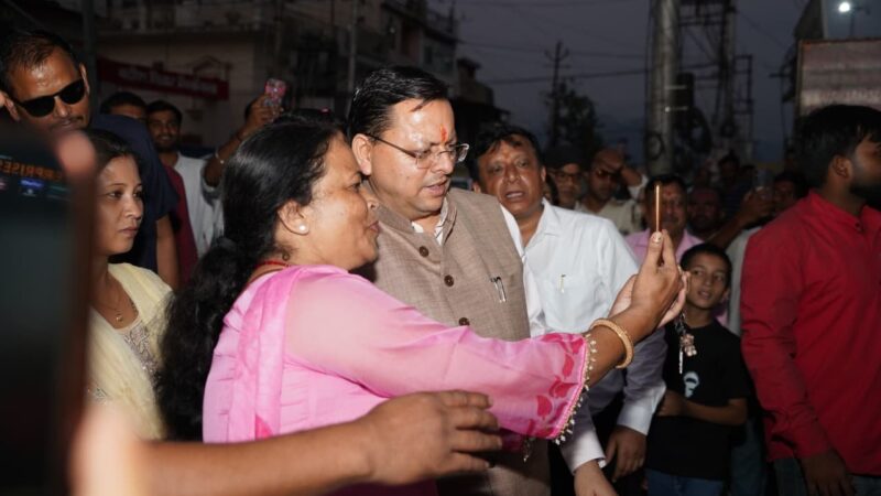 सीएम धामी ने अचानक रुकवाया काफिला, बच्चों और आमजन के साथ खिंचवाईं सेल्फी