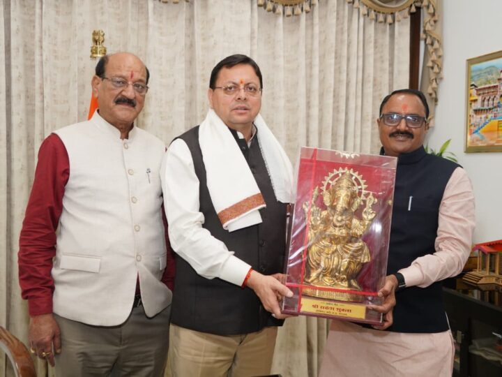 मुख्यमंत्री धामी से मध्य प्रदेश के कैबिनेट मंत्री राकेश शुक्ला ने की भेंट