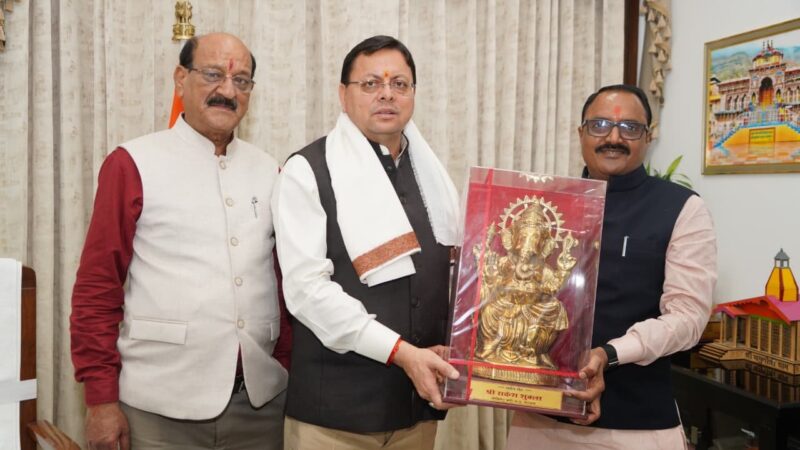 मुख्यमंत्री धामी से मध्य प्रदेश के कैबिनेट मंत्री राकेश शुक्ला ने की भेंट