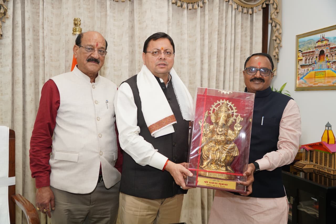 मुख्यमंत्री धामी से मध्य प्रदेश के कैबिनेट मंत्री राकेश शुक्ला ने की भेंट