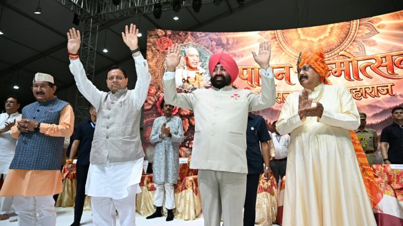 सीएम धामी शामिल हुए कैबिनेट मंत्री सतपाल महाराज के जन्मदिवस समारोह में