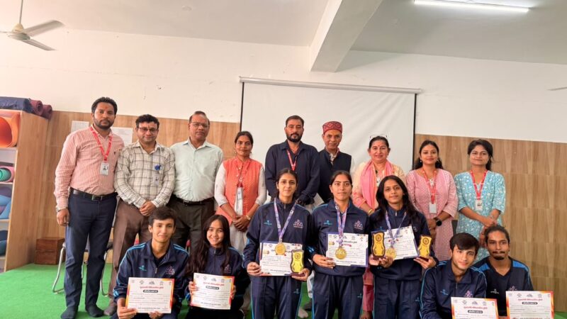मुख्यमंत्री चैम्पियनशिप ट्रॉफी में एसजीआरआरयू के योग विद्यार्थियों का शानदार प्रदर्शन