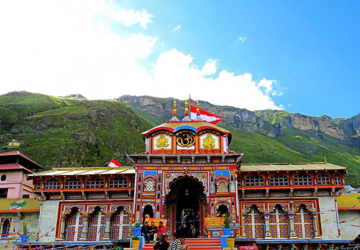 बद्रीनाथ में बना आस्था का नया कीर्तिमान, यात्री संख्या के सभी पुराने रिकॉर्ड टूटे
