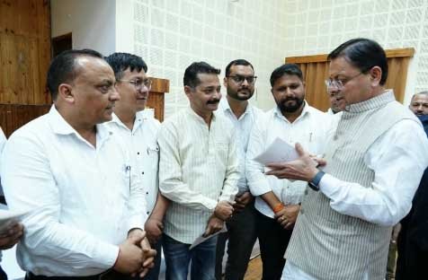 मुख्यमंत्री ने मुख्य सेवक सदन में प्रदेश के विभिन्न क्षेत्रों से आए लोगों की समस्याएं सुनीं