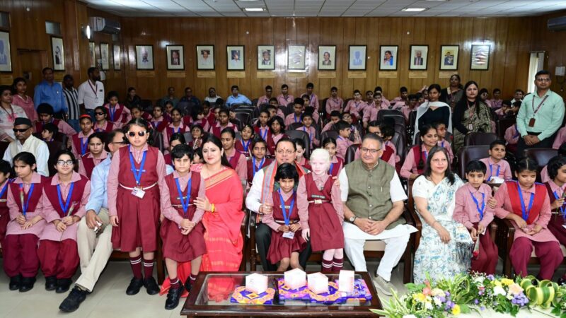 सीएम धामी ने दिव्यांग बच्चों के साथ मिलकर मनाया अपना जन्म दिन