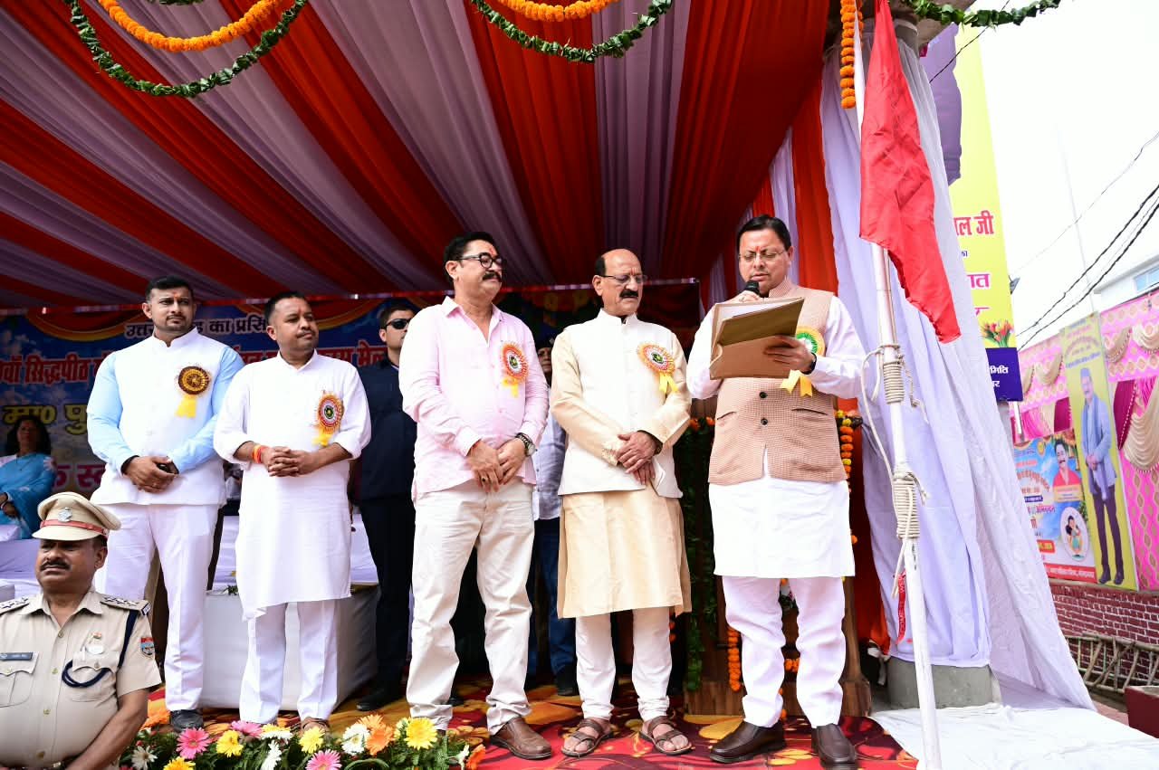 नवरात्रि के प्रथम दिवस पर ध्वजारोहण कर नौ दिवसीय मेले का उद्घाटन, सांस्कृतिक झांकियों का किया अवलोकन